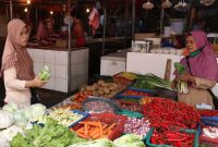 Pedagang melayani pembeli di sebuah pasar tradisional di Jakarta, Senin (4/5/2020).  Kepala Badan Pusat Statistik (BPS) Suhariyanto menyebutkan pergerakan inflasi Bulan April yang sebesar 0,08% dinilai tak biasa. pergerakan inflasi yang lambat ini turut dipengaruhi rendahnya konsumsi masyarakat di tengah pandemi viru Corona saat ini. SP/Joanito De Saojoao.