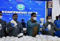 Kepala Badan Narkotika Nasional (BNN) Komjen Pol Petrus Reinhard Golose (tengah), didampingi Deputi Bidang Pemberantasan Irjen Pol Arman Depari (kanan) bersama Kepala Badan Keamanan Laut (Bakamla) Laksdya TNI Aan Kurnia (dua kanan), menunjukkan barang bukti kasus peredaran narkotika dalam konferensi pers di Kantor BNN, Jakarta, Rabu (17/2/2021).  Badan Narkotika Nasional (BNN) membongkar penyelundupan sabu-sabu seberat 436 kilogram, di Pulau Untung Jawa, Kepulauan Seribu pada 6 Februari 2021. Dari pengungkapan tersebut BNN menangkap 3 tersangka yang bertugas sebagai kurir. BeritaSatuPhoto/Joanito De Saojoao.
