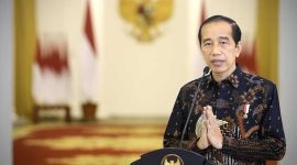 Presiden Joko Widodo memberikan keterangan pers terkait perpanjangan penerapan Pemberlakuan Pembatasan Kegiatan Masyarakat (PPKM) level 4 di Istana Kepresidenan Bogor, Jawa Barat, Senin (2/8/2021). Presiden Joko Widodo memutuskan untuk melanjutkan penerapan PPKM level 4 dari tanggal 3 hingga 9 Agustus 2021 di beberapa wilayah Indonesia dengan penyesuaian aturan aktivitas dan mobilitas masyarakat seusai kondisi di masing-masing daerah. ANTARA FOTO/Biro Pers - Muchlis Jr/hma/pras.