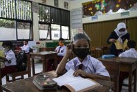 Sejumlah siswa mengikuti pembelajaran tatap muka di SDN Pondok Labu 14 Pagi, Jakarta Selatan, Senin (30/8/2021). Sebanyak 610 sekolah di Ibu Kota menggelar pembelajaran tatap muka secara terbatas dengan protokol kesehatan ketat. ANTARA FOTO/Sigid Kurniawan/foc.