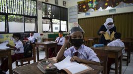 Sejumlah siswa mengikuti pembelajaran tatap muka di SDN Pondok Labu 14 Pagi, Jakarta Selatan, Senin (30/8/2021). Sebanyak 610 sekolah di Ibu Kota menggelar pembelajaran tatap muka secara terbatas dengan protokol kesehatan ketat. ANTARA FOTO/Sigid Kurniawan/foc.
