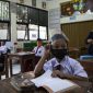 Sejumlah siswa mengikuti pembelajaran tatap muka di SDN Pondok Labu 14 Pagi, Jakarta Selatan, Senin (30/8/2021). Sebanyak 610 sekolah di Ibu Kota menggelar pembelajaran tatap muka secara terbatas dengan protokol kesehatan ketat. ANTARA FOTO/Sigid Kurniawan/foc.