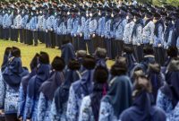 Sejumlah Pegawai Negeri Sipil (PNS) mengikuti upacara pelantikan di Lapangan Tegar Beriman, Cibinong, Kabupaten Bogor, Jawa Barat, Jumat (3/12/2021). Pelantikan 826 PNS TA 2019 dilakukan secara langsung dengan protokol kesehatan ketat. ANTARA FOTO/Yulius Satria Wijaya/tom.