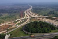 Foto udara simpang susun gerbang tol Sadang dan pembangunan tol Jakarta-Cikampek Sesi 2 di Kawasan Sadang, Purwakarta Jawa Barat, Sabtu (30/4/2022). Jalan tol Japek 2 menjadi jalan fungsional pengendara yang akan menuju arah Jakarta. Jasa Marga mulai mengalihkan lalu lintas dari arah Bandung menuju Jakarta imbas penutupan Gerbang Tol Kalihurip Utama (Kalitama) 2 karena pemberlakuan one way. BeritaSatuPhoto/Joanito De Saojoao.
