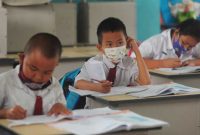 Sejumlah murid mengikuti Pembelajaran Tatap Muka (PTM) di ruang kelas Sekolah Dasar Negeri 153 Palembang, Sumatera Selatan, Selasa (8/2/2022). Kenaikan angka kasus temuan COVID-19 telah mendorong Pemerintah Kota Palembang melalui Dinas Pendidikan setempat kembali memberlakukan pengurangan PTM dari sebelumnya tiga hari menjadi dua hari sepekan. ANTARA FOTO/Feny Selly/wsj.