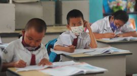 Sejumlah murid mengikuti Pembelajaran Tatap Muka (PTM) di ruang kelas Sekolah Dasar Negeri 153 Palembang, Sumatera Selatan, Selasa (8/2/2022). Kenaikan angka kasus temuan COVID-19 telah mendorong Pemerintah Kota Palembang melalui Dinas Pendidikan setempat kembali memberlakukan pengurangan PTM dari sebelumnya tiga hari menjadi dua hari sepekan. ANTARA FOTO/Feny Selly/wsj.