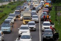 Kepadatan kendaraan yang didominasi pemudik  melintas di Tol Cikopo-Palimanan Km.73 Purwakarta, Jawa Barat, Kamis (28/4/2022) pagi. Padatnya kendaraan yang melintasi Tol Cikopo-Palimanan membuat sejumlah kendaraan berhenti di bahu jalan untuk beristirahat dan membuat jalur tehrhambat berbuntut kemacetan. Kementrian Perhubungan (Kemenhub) memprediksi bahwa jalur lalu lintas (lalin) di tol Jakarta-Cikampek akan mengalami kepadatan di hari puncak mudik yaitu di H-4 yang jatuh pada Kamis, 28 April 2022. BeritaSatuPhoto/Joanito De Saojoao.