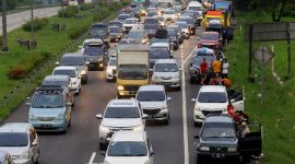 Kepadatan kendaraan yang didominasi pemudik  melintas di Tol Cikopo-Palimanan Km.73 Purwakarta, Jawa Barat, Kamis (28/4/2022) pagi. Padatnya kendaraan yang melintasi Tol Cikopo-Palimanan membuat sejumlah kendaraan berhenti di bahu jalan untuk beristirahat dan membuat jalur tehrhambat berbuntut kemacetan. Kementrian Perhubungan (Kemenhub) memprediksi bahwa jalur lalu lintas (lalin) di tol Jakarta-Cikampek akan mengalami kepadatan di hari puncak mudik yaitu di H-4 yang jatuh pada Kamis, 28 April 2022. BeritaSatuPhoto/Joanito De Saojoao.