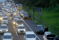 Kepadatan kendaraan yang didominasi pemudik  melintas di Tol Cikopo-Palimanan Km.73 Purwakarta, Jawa Barat, Kamis (28/4/2022) pagi. Padatnya kendaraan yang melintasi Tol Cikopo-Palimanan membuat sejumlah kendaraan berhenti di bahu jalan untuk beristirahat dan membuat jalur tehrhambat berbuntut kemacetan. Kementrian Perhubungan (Kemenhub) memprediksi bahwa jalur lalu lintas (lalin) di tol Jakarta-Cikampek akan mengalami kepadatan di hari puncak mudik yaitu di H-4 yang jatuh pada Kamis, 28 April 2022. BeritaSatuPhoto/Joanito De Saojoao.
