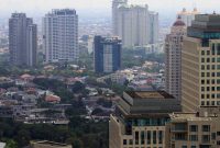 Sejumlah pemukiman dihimpit gedung-gedung bertingkat di kawasan Jakarta Selatan, Selasa (5/4/2022). Pemerintah memperkirakan pertumbuhan ekonomi kuartal I/2022 berada di kisaran 5 persen karena sejumlah sektor mencatatkan kinerja positif atau pulih dari dampak pandemi Covid-19. Pemulihan daya beli menjadi salah satu pendorong utama pertumbuhan ekonomi awal tahun. Penjualan semen dan kendaraan niaga, impor barang modal, konsumsi listrik, serta penjualan barang ritel yang meningkat menjadi salah satu pendorong pertumbuhan ekonomi kuartal pertama. BeritaSatuPhoto/Joanito De Saojoao.