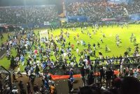 Sebuah mobil polisi rusak di lapangan Stadion Kanjuruhan, Kabupaten Malang, Jawa Timur, Sabtu (1/10/2022) malam, akibat kericuhan yang terjadi usai pertandingan antara Arema FC melawan Persebaya Surabaya.
