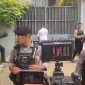 Foto aggota kepolisian mengeledah rumah ketua KPK