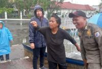 Foto ODGJ di alun-alun Rangkas Bitung ketika hendak di amankan petugas