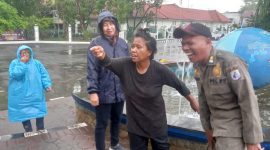 Foto ODGJ di alun-alun Rangkas Bitung ketika hendak di amankan petugas