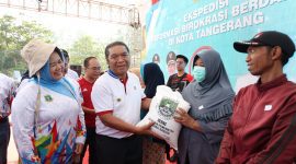 Foto PJ Gubernur Banten Al Muktabar Tinjau bantuan Bansos