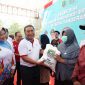 Foto PJ Gubernur Banten Al Muktabar Tinjau bantuan Bansos