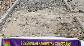Foto saat pengerjaan paving blok dan foto papan proyek di Kampung tarisi Desa Ciakar Panogan Kabupaten Tangerang