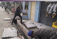 Proyek saluran air di Sukabakti Curug Tangerang Banten dibongkar kembali