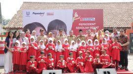 Sesi foto bersama PJ Bupati Tangerang Bersama anak murid dan pihak sekolah SDN 1 Cijantra 1