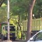 Foto kendaraan Besar terparkir di sepanjang Jalan Raya Suryadarma Tangerang