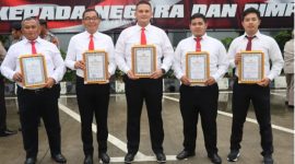 Kapolresta Tangerang Kombes Pol Sigit Dany Setiyono memberikan penghargaan kepada beberapa jajaran Sat Narkoba Polresta Tangerang dan Kepala Desa Kresek