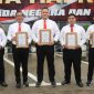 Kapolresta Tangerang Kombes Pol Sigit Dany Setiyono memberikan penghargaan kepada beberapa jajaran Sat Narkoba Polresta Tangerang dan Kepala Desa Kresek