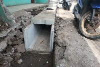Proyek saluran air di Desa Dukuh, Kecamatan Cikupa, kabupaten Tangerang Banten dikerjakan tidak sesuai RAB. 