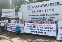 Pensiunan karyawan PT krakatau Steel Cilegon demo tuntut hak pensiunan yang dihapus semena-mena sejak tahun 2020.