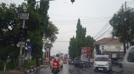 Hari Libur dan Tanggal Merah, Lampu Merah di Perempatan Cirendang Tak Berfungsi