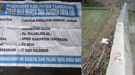 Foto pagu anggaran dan proyek turap di Kecamatan Legok, Kabupaten Tangerang yang diduga molor hingga 2024.