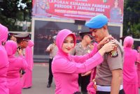 122 Polisi di Kota Tangerang Naik Pangkat, Begini Tradisi Cium Bumi dan Dipasangkan Pangkat Keluarga Tercinta