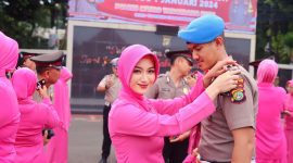 122 Polisi di Kota Tangerang Naik Pangkat, Begini Tradisi Cium Bumi dan Dipasangkan Pangkat Keluarga Tercinta