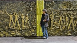 Tembok Taman Kota Kabupaten Kuningan Bergaya Relief Mendapat Apresiasi dari Pengunjung. 
