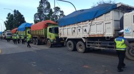 Polisi di Tangerang amankan mobil pengangkut tanah yang melanggar jam yang sudah di tentukan. 