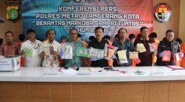 Polisi Sita 30.257 Butir Obat Terlarang dari Toko Kosmetik dan Sembako di Tangerang. 