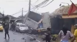 5 Mobil terlihat tabrakan beruntun di bogor. 