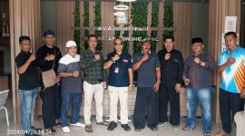 Foto bersama Camat dan kepala desa seausai audensi di Kecamatan Gunung Kaler. 