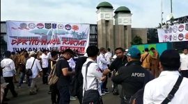 Masa APDESI depan Gedung DPR di Jakarta. 