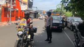 Anggota polres Metro Tangerang Kota dampingi Bawaslu tertibkan APK di Masa Tenang. 