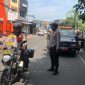 Anggota polres Metro Tangerang Kota dampingi Bawaslu tertibkan APK di Masa Tenang. 