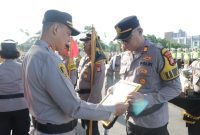 Kapolres Metro Tangerang Kombes Pol Zain Dwi Nugroho saat memberikan penghargaan. (ist)