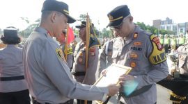 Kapolres Metro Tangerang Kombes Pol Zain Dwi Nugroho saat memberikan penghargaan. (ist)