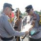 Kapolres Metro Tangerang Kombes Pol Zain Dwi Nugroho saat memberikan penghargaan. (ist)