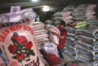 Salah satu pedangang beras di pasar induk Cipinang. 