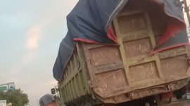 Truk tanah diduga langgar aturan terus beroperasi (melintas) di Jalan Raya Serang.