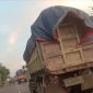 Truk tanah diduga langgar aturan terus beroperasi (melintas) di Jalan Raya Serang.