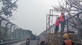 foto perbaikan tiang jambatan tol di kelurahan bunder cikupa